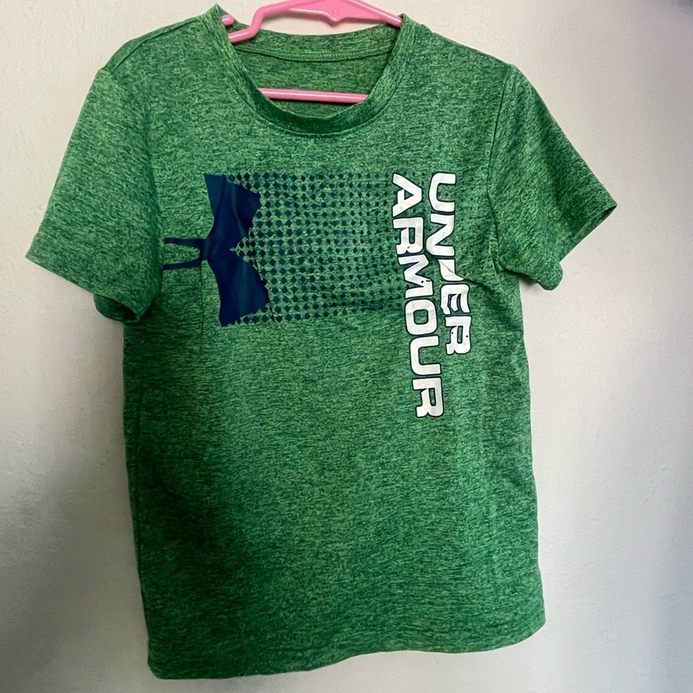 Boys 5T drug it under amour shirt